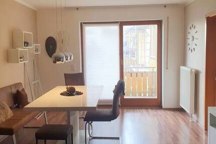 Frei: Schöne Wohnung (2ZKB, etc.) mit Balkon + Inventar, 1. OG, mit Duplex-Parkplatz, in guter Lage!