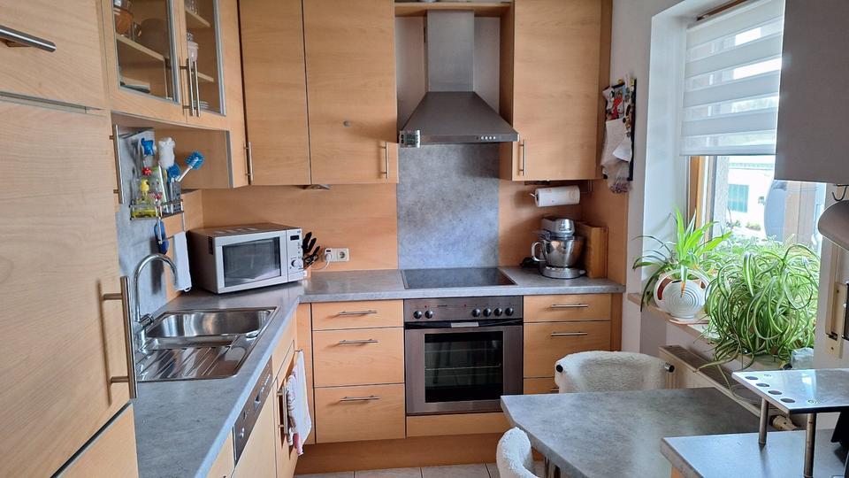 Helle 3-Zimmer-Wohnung mit Balkon, Keller & Carport