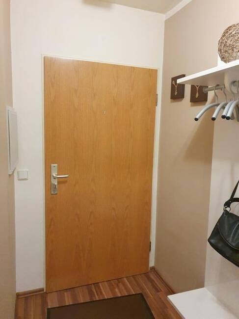 Frei: Schöne Wohnung (2ZKB, etc.) mit Balkon + Inventar, 1. OG, mit Duplex-Parkplatz, in guter Lage!