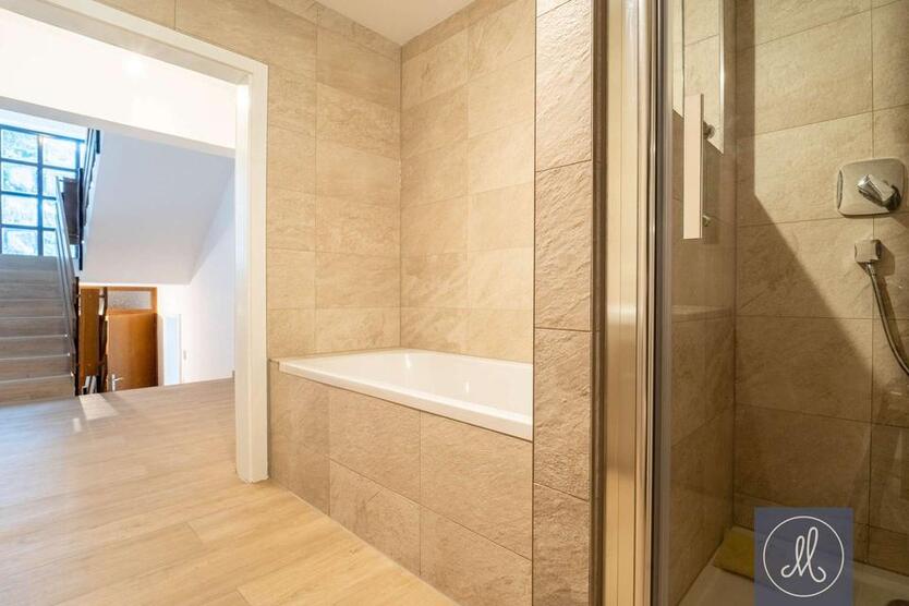 Renoviertes Architektenhaus mit Doppelgarage in bester Lage