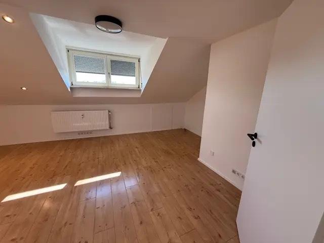 Dachgeschoßwohnung Alteglofsheim - 3 Zimmer, 90 m&sup2;, 1.100&euro; | Angebot:26250546