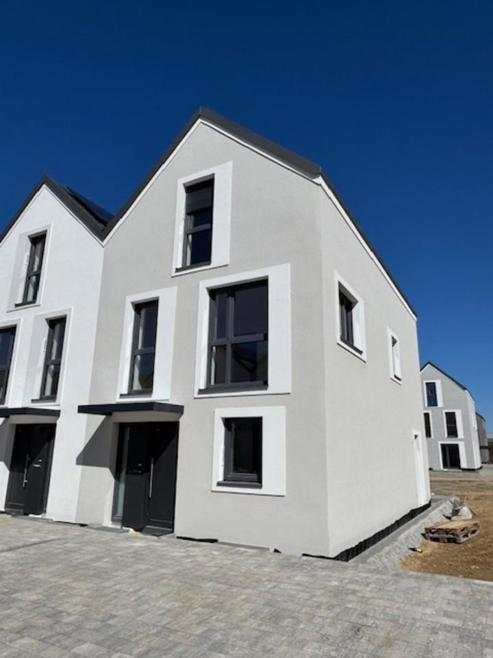 ERSTBEZUG - Reihenhaus mit EBK im Umkreis Regensburg