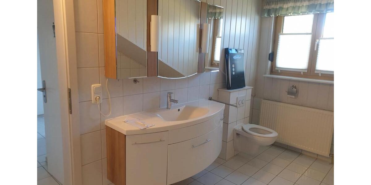 Dachgeschoßwohnung Neutraubling - 3.5 Zimmer, 102 m&sup2;, 800&euro; | Angebot:26338928