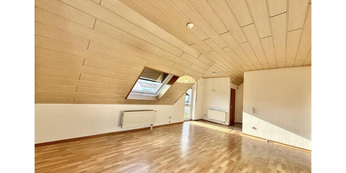 Dachgeschoßwohnung Thalmassing - 3 Zimmer, 83 m&sup2;, 670&euro; | Angebot:25924805