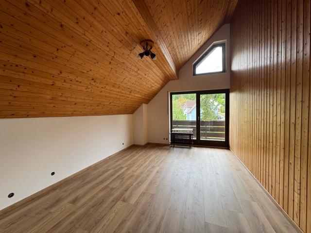 Dachgeschoßwohnung Deuerling - 4 Zimmer, 92 m&sup2;, 1.200&euro; | Angebot:26577851