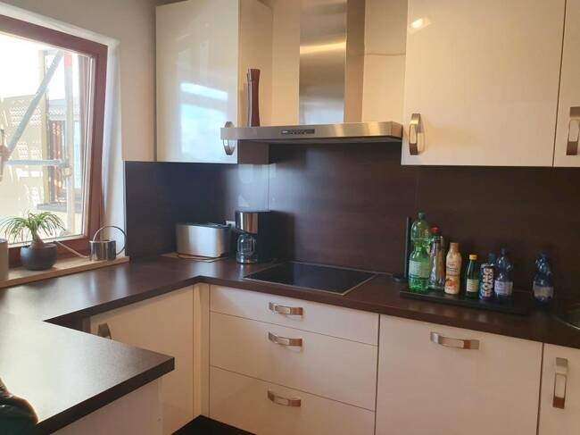 Frei: Schöne Wohnung (2ZKB, etc.) mit Balkon + Inventar, 1. OG, mit Duplex-Parkplatz, in guter Lage!
