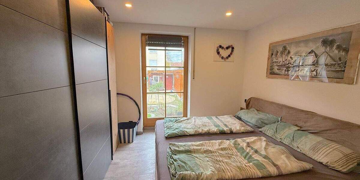 Doppelhaushälfte mit zwei Terrassen, Wintergarten und gepflegtem kleinem 6 zimmer