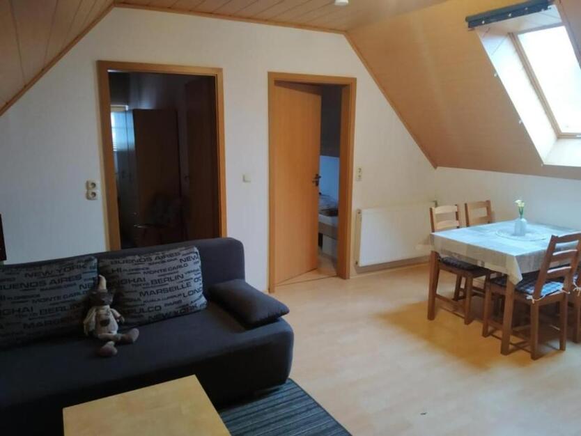 Kleine möblierte Wohnung im Dachgeschoss