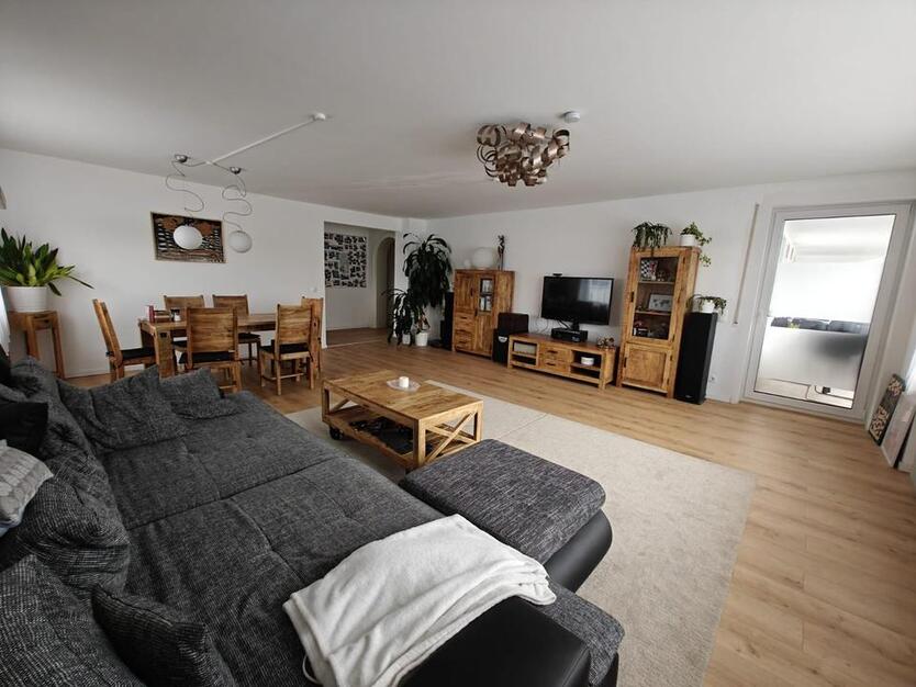 Modernisierte 5,5-Zimmer-Wohnung 163m² mit Balkon & Garten