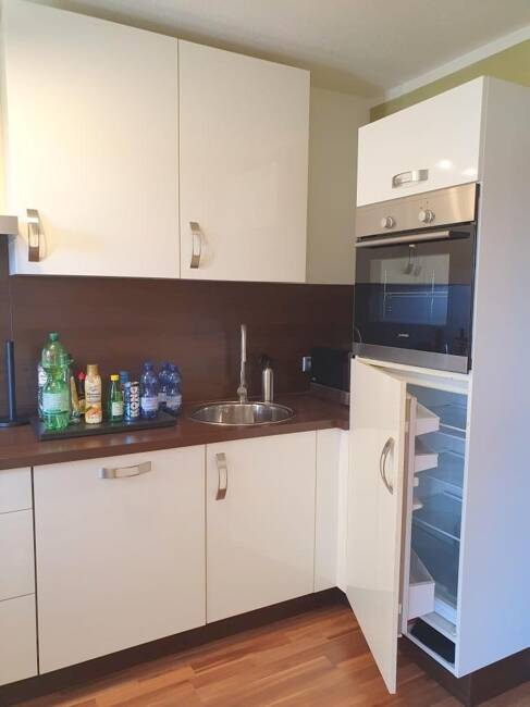 Frei: Schöne Wohnung (2ZKB, etc.) mit Balkon + Inventar, 1. OG, mit Duplex-Parkplatz, in guter Lage!
