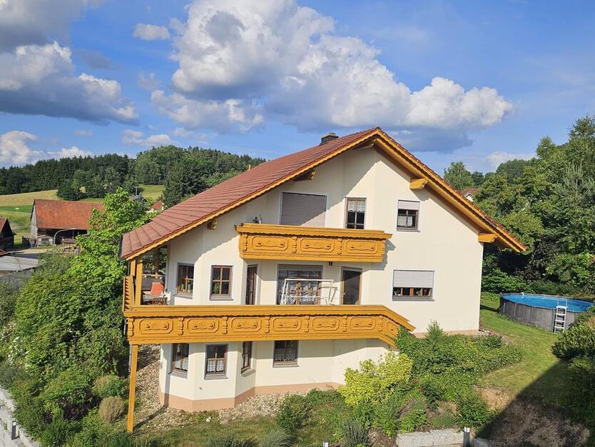 Großes Einfamilienhaus mit Doppelgarage und Garten