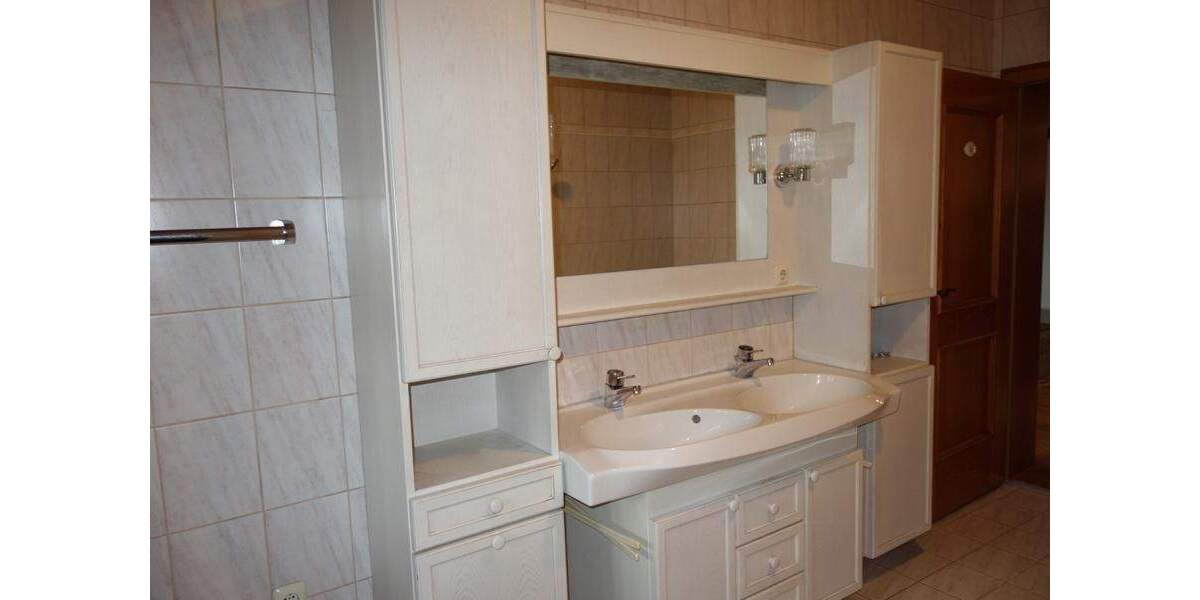 Sonnige gepflegte DHH mit Kachelofen und Garage 4 zimmer