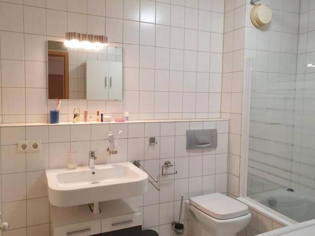 Frei: Schöne Wohnung (2ZKB, etc.) mit Balkon + Inventar, 1. OG, mit Duplex-Parkplatz, in guter Lage!