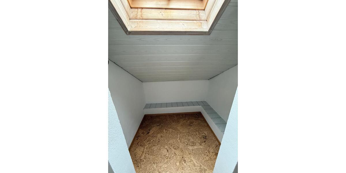 Dachgeschoßwohnung Wenzenbach - 3 Zimmer, 131 m&sup2;, 950&euro; | Angebot:24840053