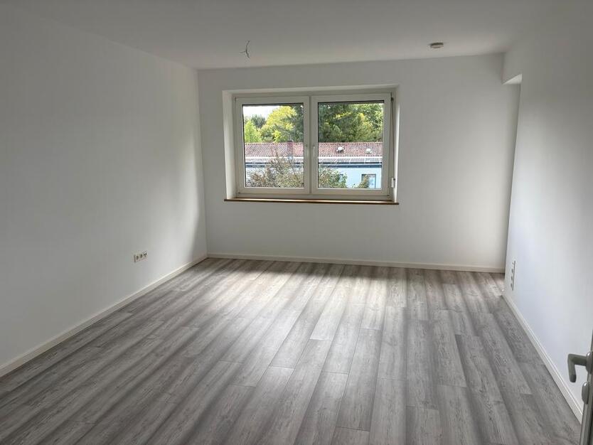 Erstbezug nach Renovierung - helle 2 Zimmer Wohnung mit Balkon