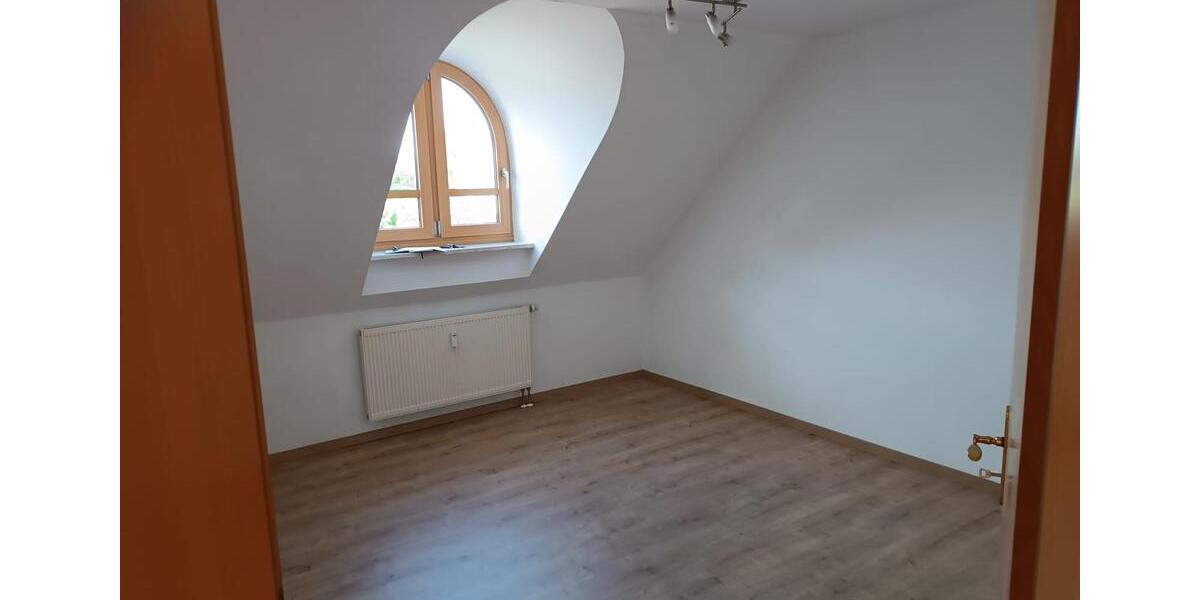 Dachgeschoßwohnung Burglengenfeld - 3 Zimmer, 100 m&sup2;, 899&euro; | Angebot:26420340