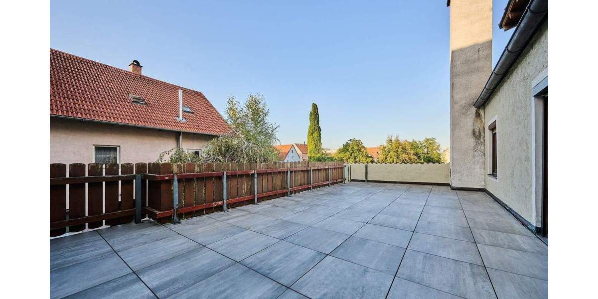 Stabile Mieteinnahmen & Ausbauoption: MFH mit Praxis in Zentrumslage 1 zimmer