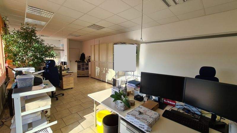 neuwertige Halle (beheizbar) mit Büro zu vermieten in Barbing zimmer