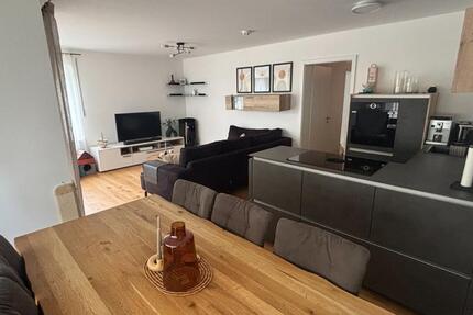 Neuwertige 4-Zimmer-Wohnung mit EBK, Garage & Stellplatz
