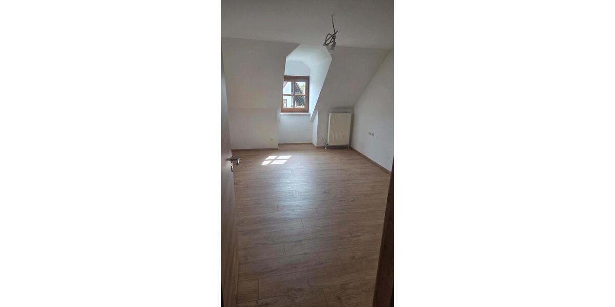 Dachgeschoßwohnung Hemau - 3 Zimmer, 120 m&sup2;, 1.140&euro; | Angebot:26357921
