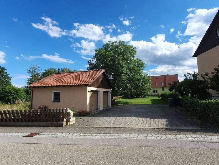 Traumhaftes Baugrundstück mit Doppelgarage & Gartenhaus in ruhiger, stadtnaher Lage