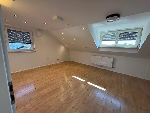 Dachgeschoßwohnung Alteglofsheim - 3 Zimmer, 90 m&sup2;, 1.100&euro; | Angebot:26250546