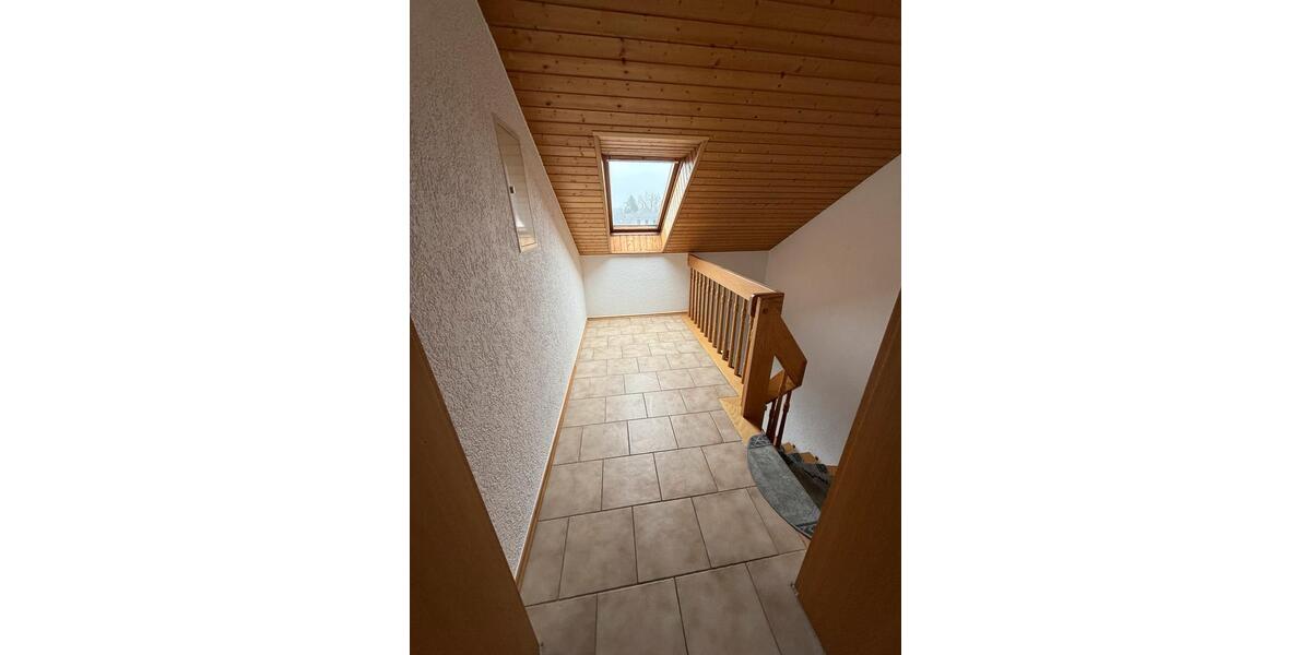 Dachgeschoßwohnung Teublitz - 3 Zimmer, 131 m&sup2;, 950&euro; | Angebot:24839756