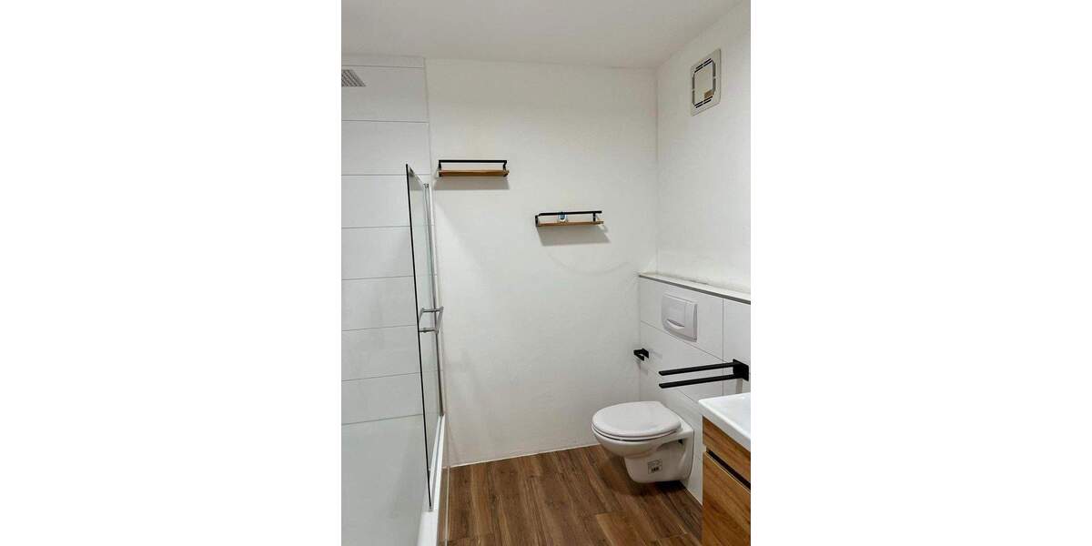 Schöne, modernisierte 2-Zimmer-Wohnung mit zwei Wintergärten - voll möbliert 2 zimmer