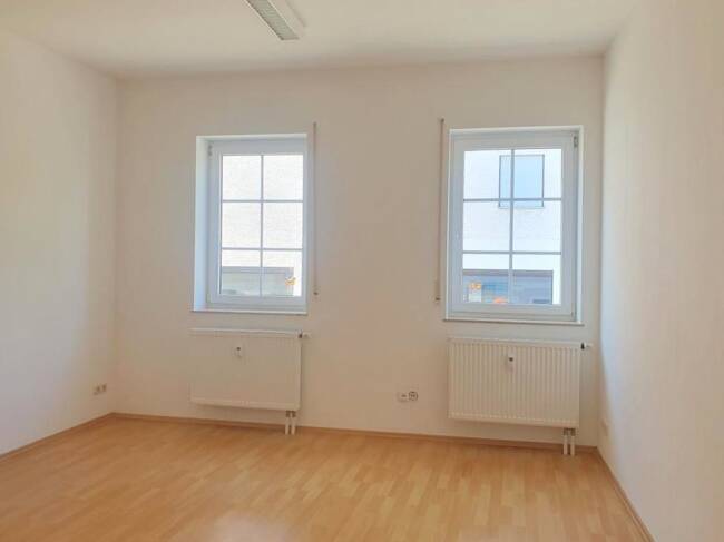 Frei: In neuerem Gebäude der Altstadt, für BüroPraxis: 3 schöne, helle Räume, etc., im 1. OG!