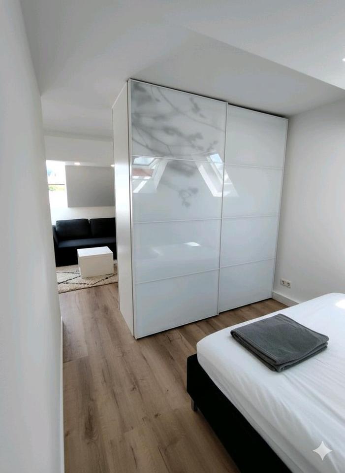 Moderne möblierte 2-Zimmer-DG-Wohnung mit Klimaanlage in Kürn!