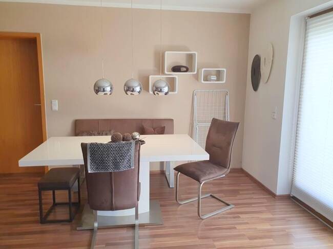 Frei: Schöne Wohnung (2ZKB, etc.) mit Balkon + Inventar, 1. OG, mit Duplex-Parkplatz, in guter Lage!