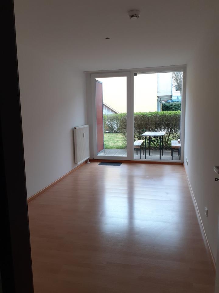 Gepflegte 1 Zimmer-EG-Wohnung mit EBK und Garage in Regensburg zimmer