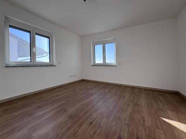 VB3533VH Bürohaus mit Betriebsleiterwohnung ca. 20 km südöstlich von Regensburg zimmer