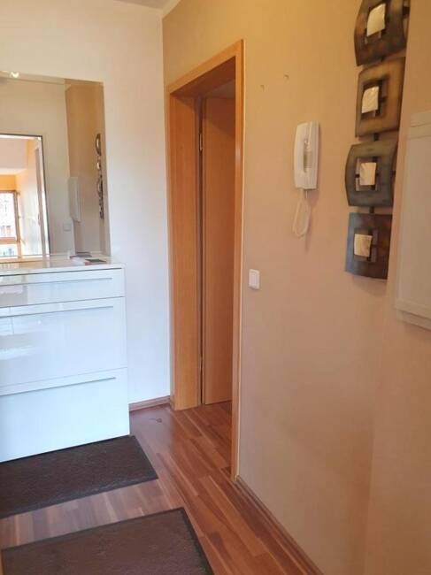 Frei: Schöne Wohnung (2ZKB, etc.) mit Balkon + Inventar, 1. OG, mit Duplex-Parkplatz, in guter Lage!