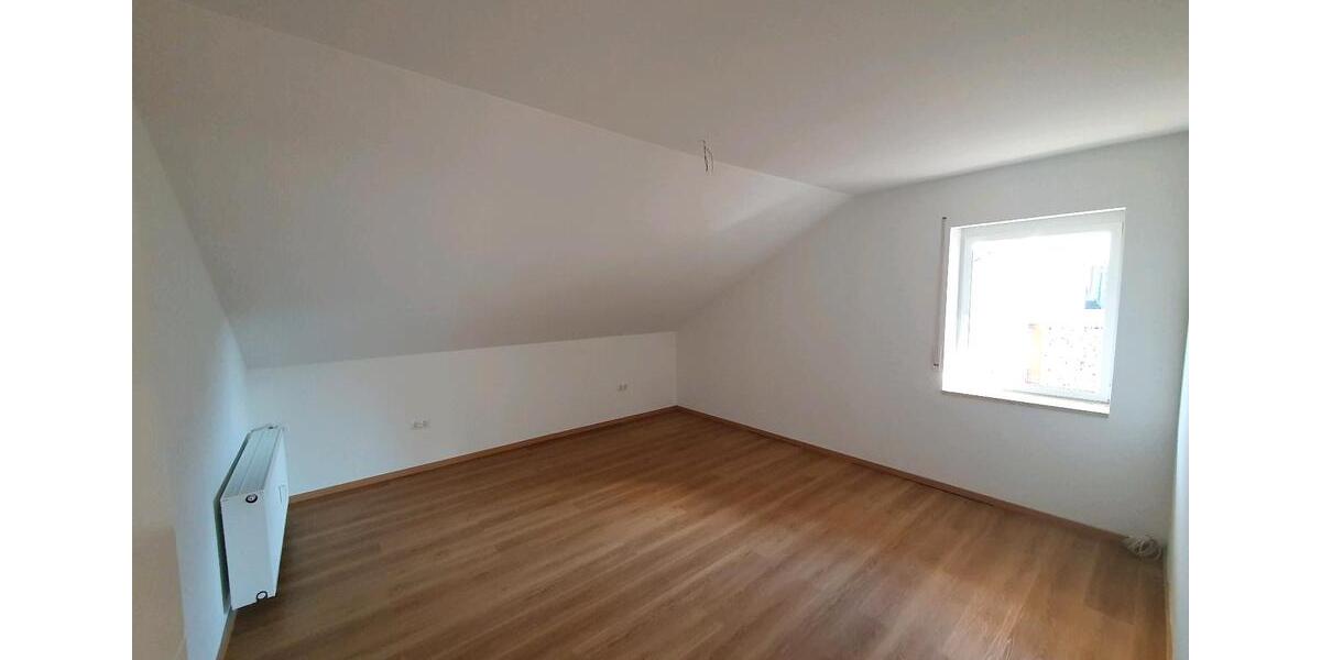 Dachgeschoßwohnung Maxhütte-Haidhof Haidhof - 4 Zimmer, 100 m&sup2;, 1.000&euro; | Angebot:26395838
