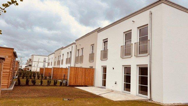 Reihenhaus Neutraubling - 6 Zimmer, 190 m&sup2;, 1.900&euro; | Angebot:26478045