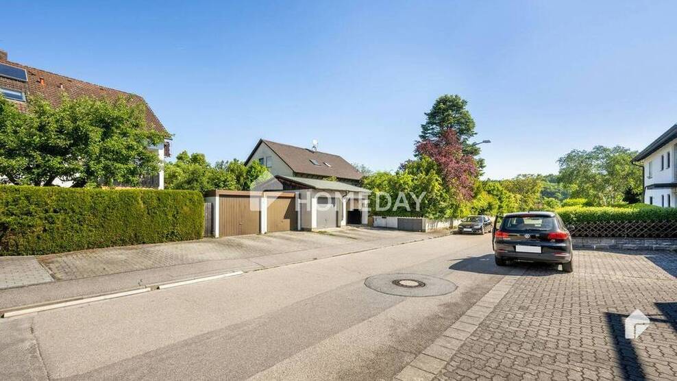 Schöne 2-Zimmer-DG-Wohnung mit Balkon und Stellplatz in sehr guter Lage
