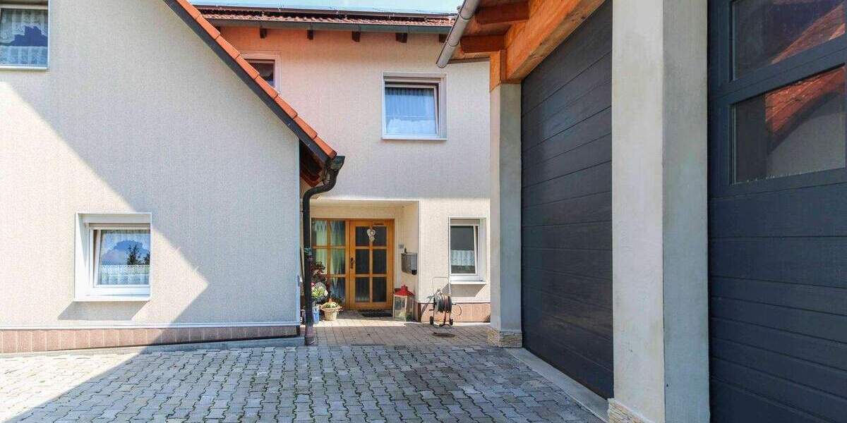 Zweifamilienhaus mit Einliegerwohnung, Gewerbehalle, Garagen, Werkstatt und Garten in ruhiger Lage 8 zimmer