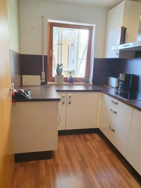Frei: Schöne Wohnung (2ZKB, etc.) mit Balkon + Inventar, 1. OG, mit Duplex-Parkplatz, in guter Lage!