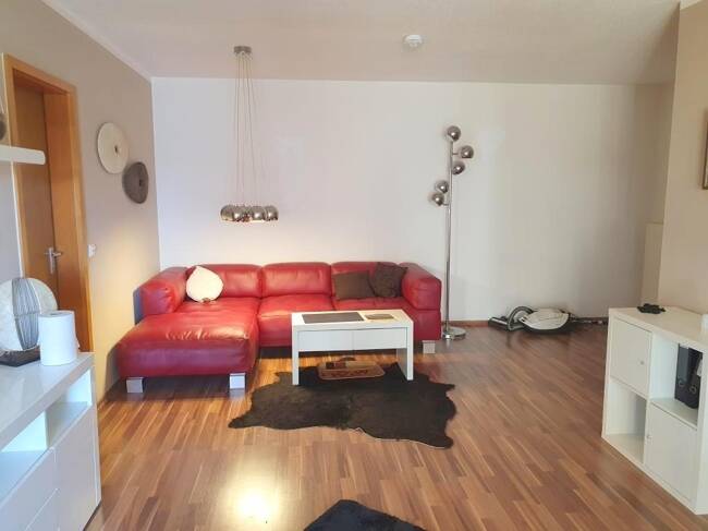 Frei: Schöne Wohnung (2ZKB, etc.) mit Balkon + Inventar, 1. OG, mit Duplex-Parkplatz, in guter Lage!