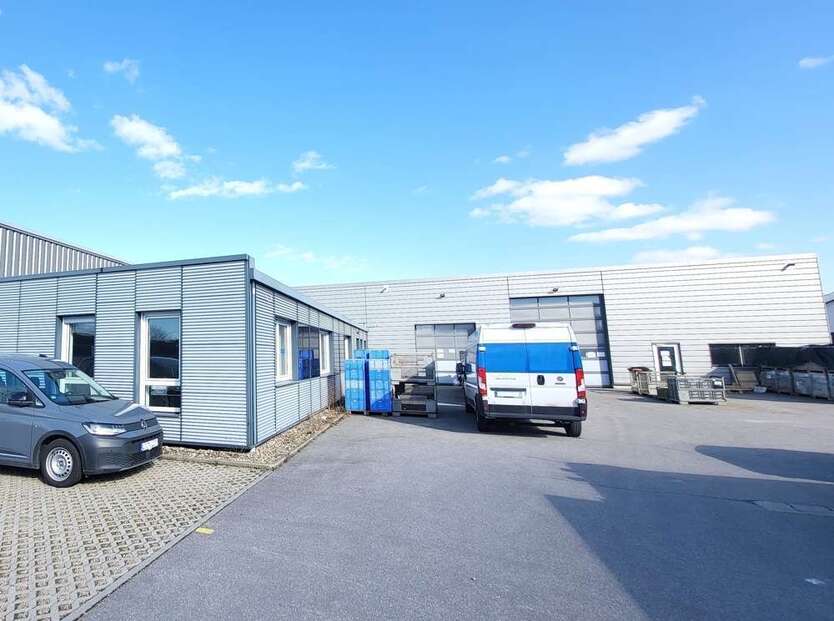 Halle in Obertraubling 3.375 € 490 m²