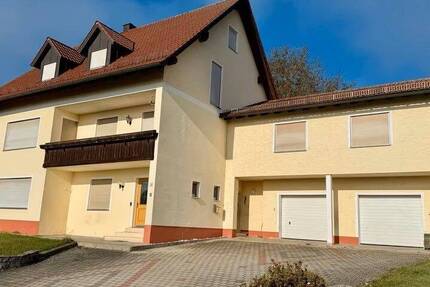 Einfamilienhaus mit 3 WHg, Garten und 4 Garagen in Münchshofen 8 zimmer