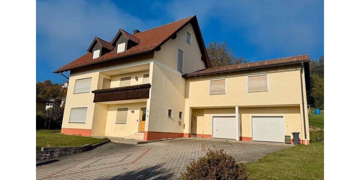 Einfamilienhaus mit 3 WHg, Garten und 4 Garagen in Münchshofen 8 zimmer