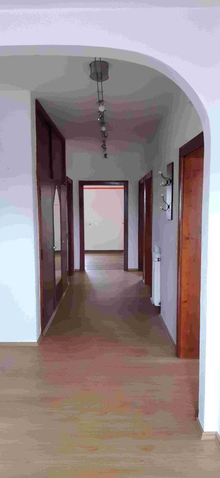 Geräumige 3 Zimmer Wohnung Küche Bad und PKW Stellplatz