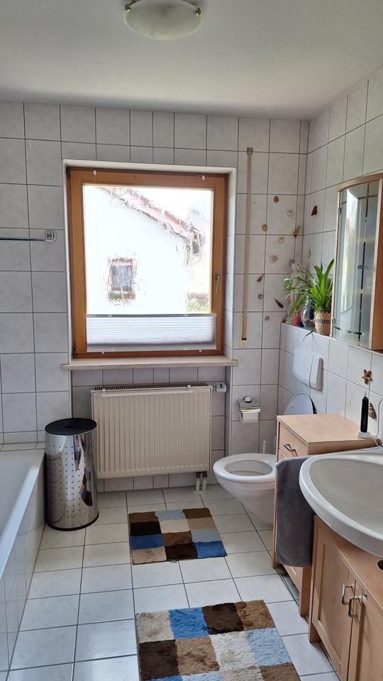 Helle 3-Zimmer-Wohnung mit Balkon, Keller & Carport