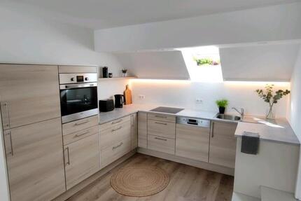 Moderne, möblierte 2-Zimmer-DG-Wohnung mit Klimaanlage in Kürn