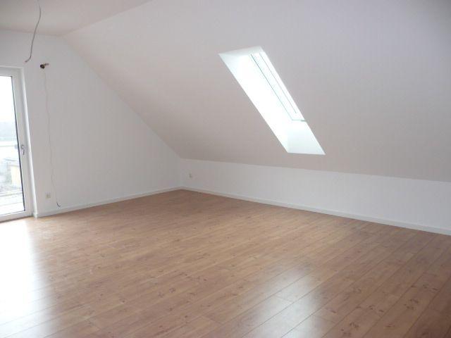 **ERSTBEZUG - Innovativ und modern - 3-Zi-DG-Whg mit Balkon** 3 zimmer