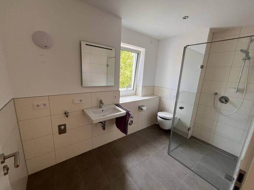 Neubau!Erstbezug! Komf. 2-Zi.-Whg. mit ca. 11 m² Südbalkon im Westen v. Rgbg.