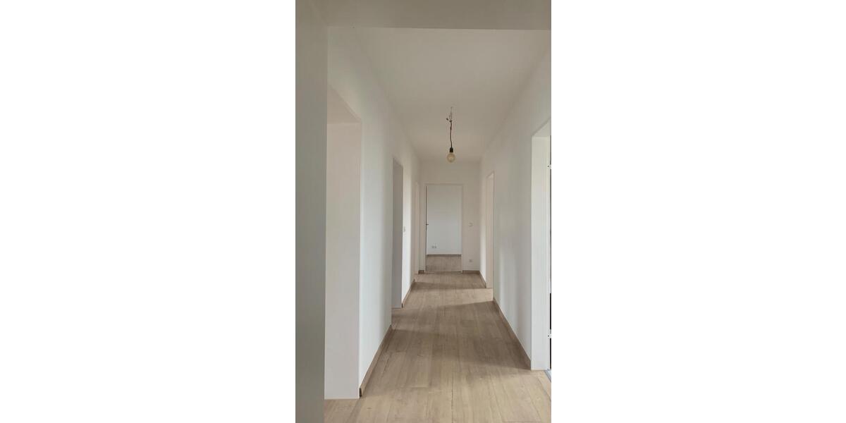 Helle, modern sanierte 5 Zimmerwohnung mit ca. 97 qm und Balkon zimmer