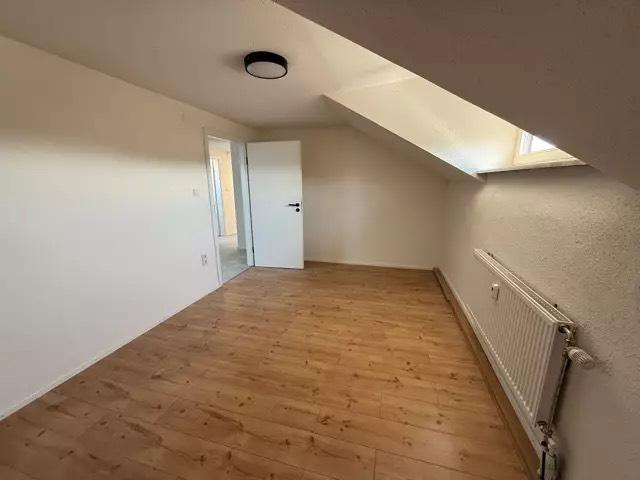 Dachgeschoßwohnung Alteglofsheim - 3 Zimmer, 90 m&sup2;, 1.100&euro; | Angebot:26250546